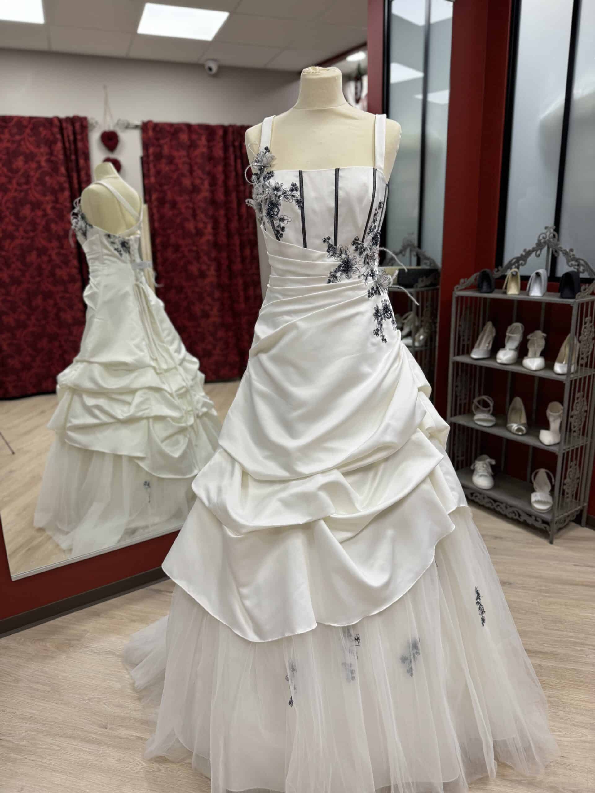 Robe de mariee BORDEAUX gris anthracite Access Mariage France